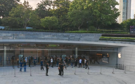 狂热果粉为 iPhone 17 拼了：凌晨 2 点启程，只为首批新机