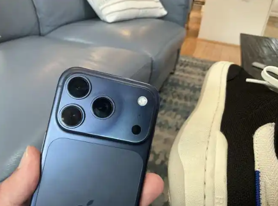 苹果官方对iPhone 17 Pro Max机身褪色问题的回应是什么？