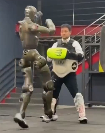 众擎 T800 人形机器人对战自家 CEO，一脚踹倒在地。众擎T800：踹老板是私人恩怨